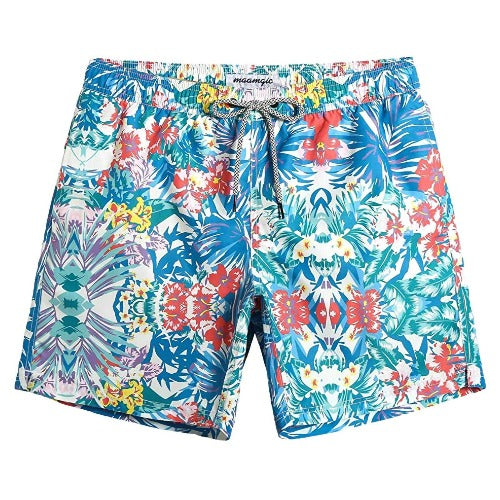 Gefaltete Herren Strandshorts für den Sommer. Schnelltrocknende Freizeit-Badehose, ideal für Pool & Urlaub.