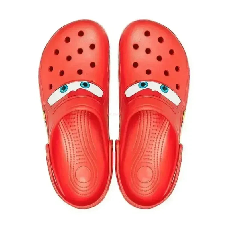 Bequeme schnelltrocknende Kinder Clogs mit lustigem Auto-Design. Ideal als Badeschuhe oder für den Garten.