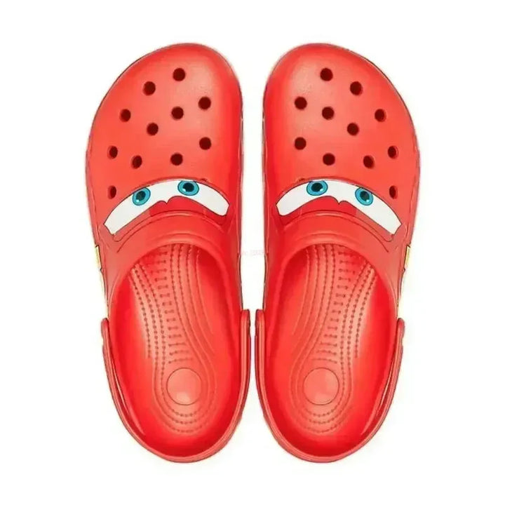 Bequeme schnelltrocknende Kinder Clogs mit lustigem Auto-Design. Ideal als Badeschuhe oder für den Garten.