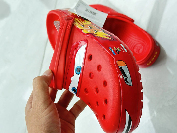 Rutschfeste Kinder Clogs mit Auto Motiv, leicht & bequem für sicheren Spielplatz-Spaß. Unisex Sommermode.