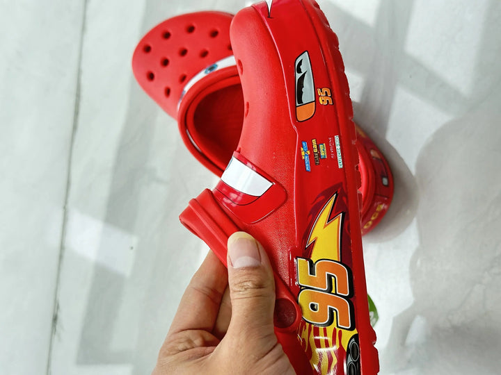 Kinder Auto Clogs: Auffälliges Design, rutschfest & bequem für Strand, Garten oder Spielplatz. Unisex.