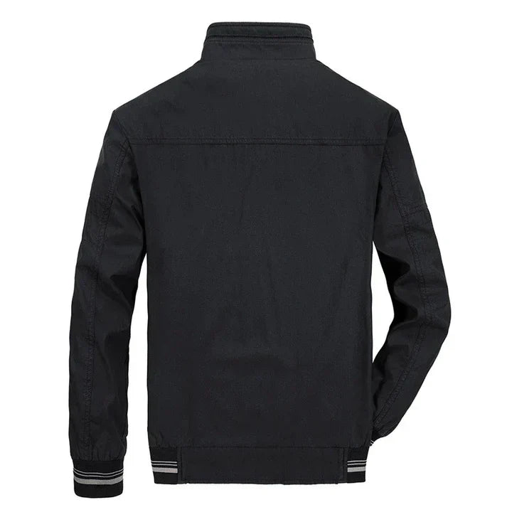 Detail der leichten Herren Sommerjacke: atmungsaktiver Stoff, ideal als bequeme Freizeit- oder Übergangsjacke für Herren.