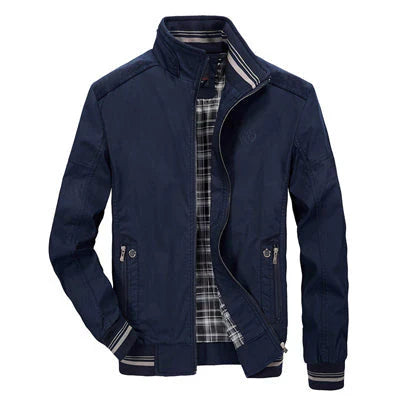 Mann trägt modische, leichte Herren Sommerjacke; bequemer Casual Windbreaker für Frühling und Sommer, Outdoor-Look.