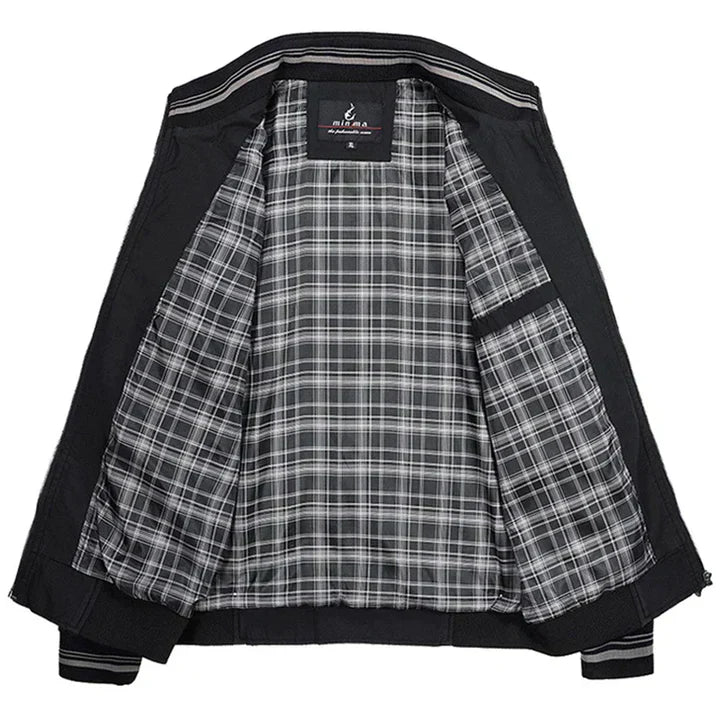 Rückenansicht der stilvollen Herren Sommerjacke; leichte Freizeitjacke, perfekt als bequemer Windbreaker für Männer.