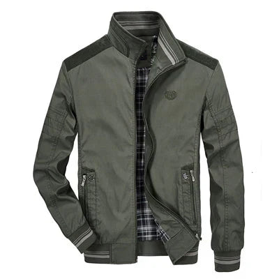 Kompakte, leichte Herren Sommerjacke gefaltet; ideal als bequeme Übergangsjacke oder Windbreaker für unterwegs.