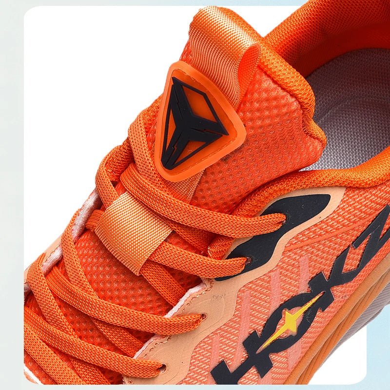 Detailaufnahme der atmungsaktiven Oberfläche der Unisex Laufschuhe für optimalen Klimakomfort.