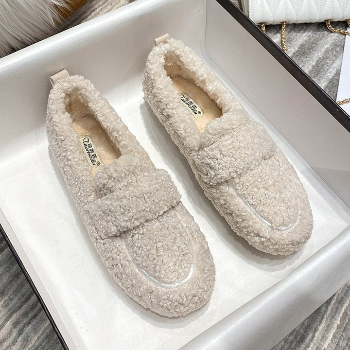 Rutschfester Damen Loafer in Schwarz für sicheren Tritt & optimalen Gehkomfort; flacher Bequemschuh.