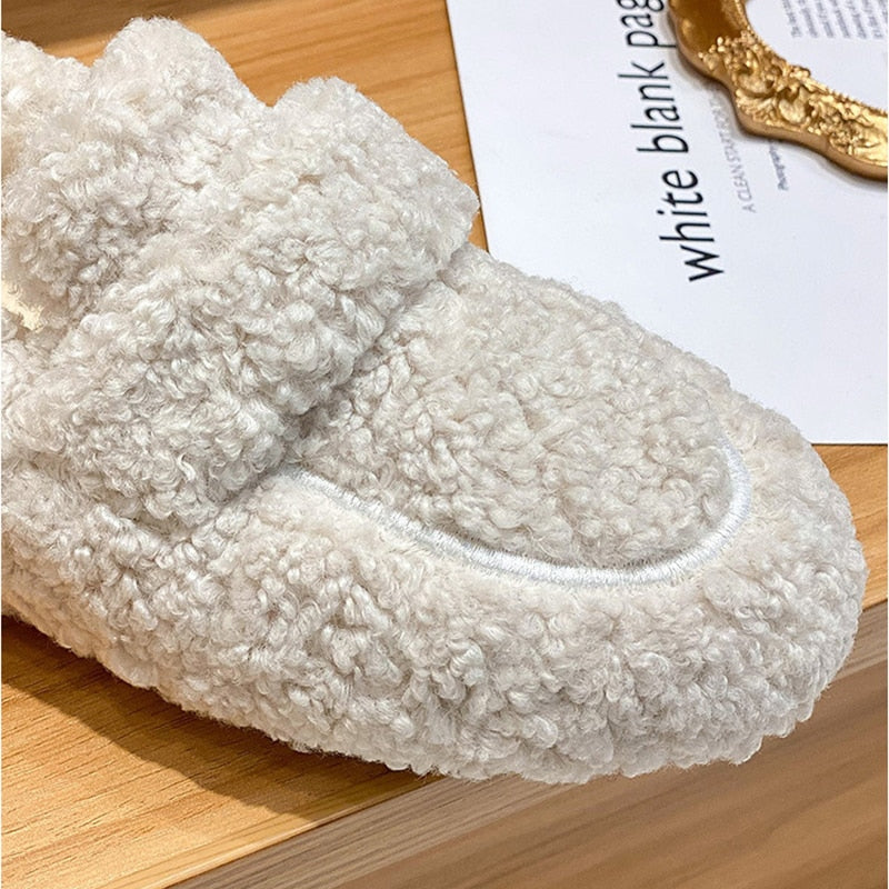 Eleganter, leichter Damen Loafer in Beige; ein bequemer Slipper mit Halt für jede Gelegenheit.