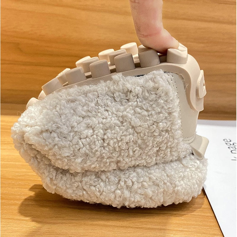 Nahaufnahme des leichten Damen Loafers in Jade; zeigt die feine Textur & hochwertige Verarbeitung.