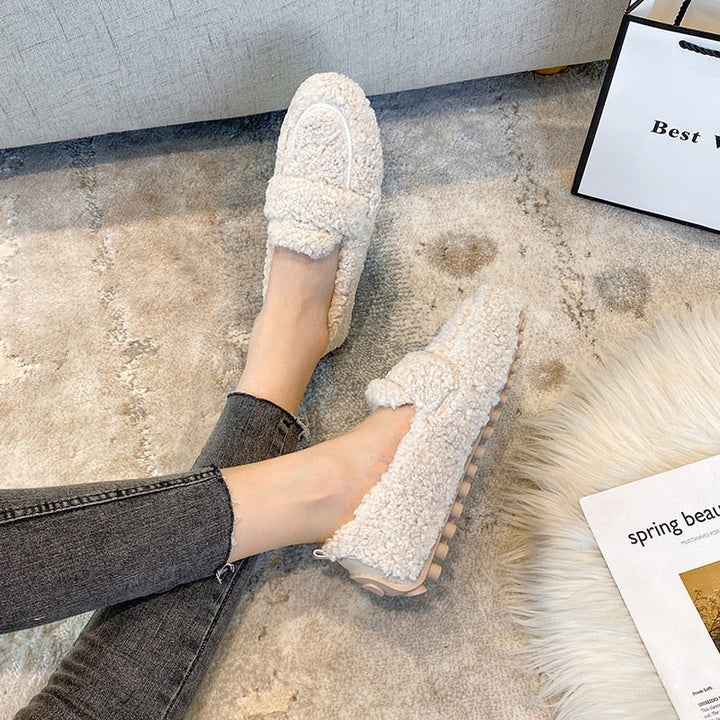 Detailansicht der rutschfesten Sohle des Damen Loafers; für optimalen Halt & Gehkomfort auf jedem Untergrund.
