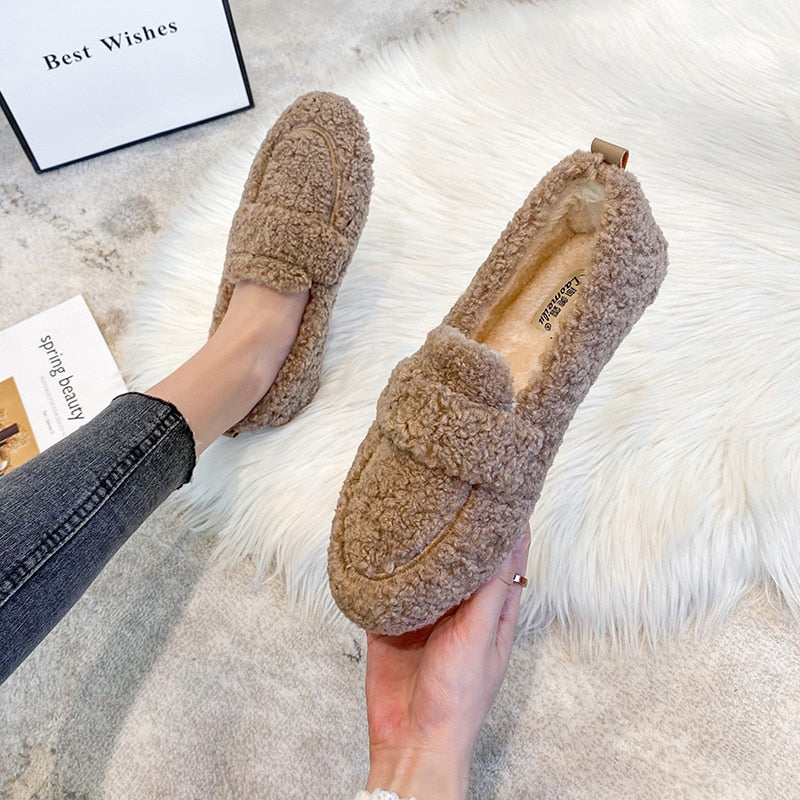 Frau trägt leichten, bequemen Damen Loafer in Jade; perfekt als stilvoller & rutschfester Alltagsschuh.