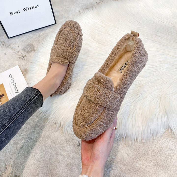 Frau trägt leichten, bequemen Damen Loafer in Jade; perfekt als stilvoller & rutschfester Alltagsschuh.