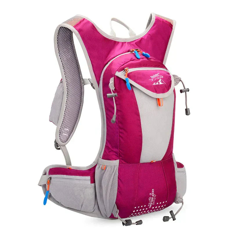 Wanderer trägt den leichten Rucksack am Bergpfad, zeigt optimale Passform und Tragekomfort.