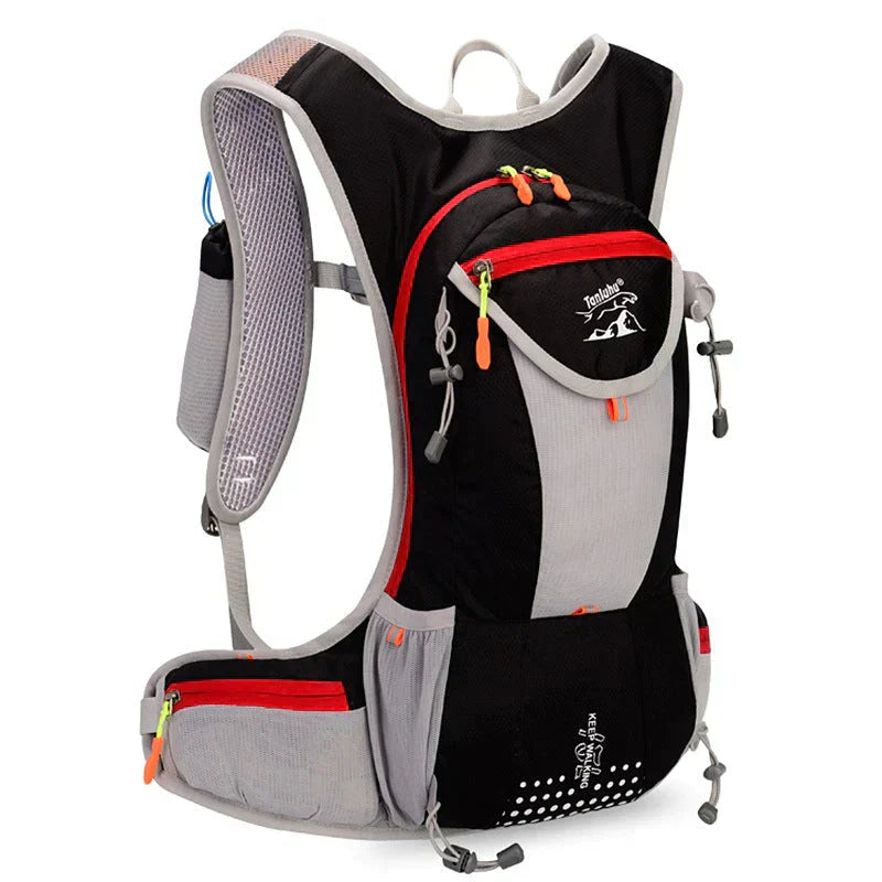 Fahrradfahrer nutzt den Hydrationsrucksack auf einer Tour, demonstriert Eignung für den Sport.