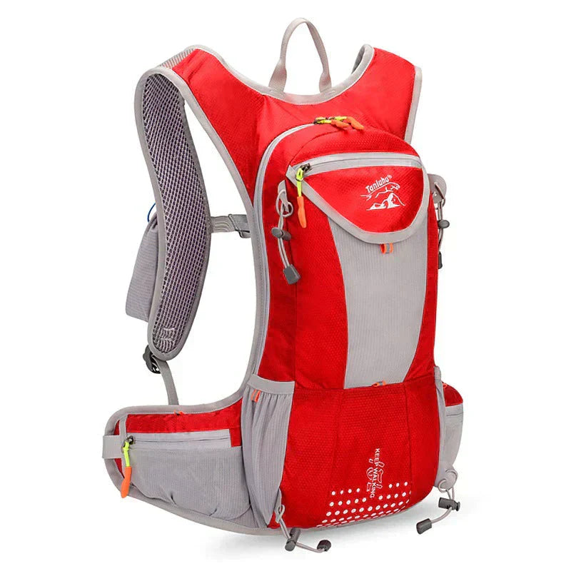 Der wasserdichte Rucksack liegt bereit auf einer Wiese, umgeben von Outdoor-Ausrüstung.