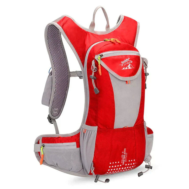 Der wasserdichte Rucksack liegt bereit auf einer Wiese, umgeben von Outdoor-Ausrüstung.