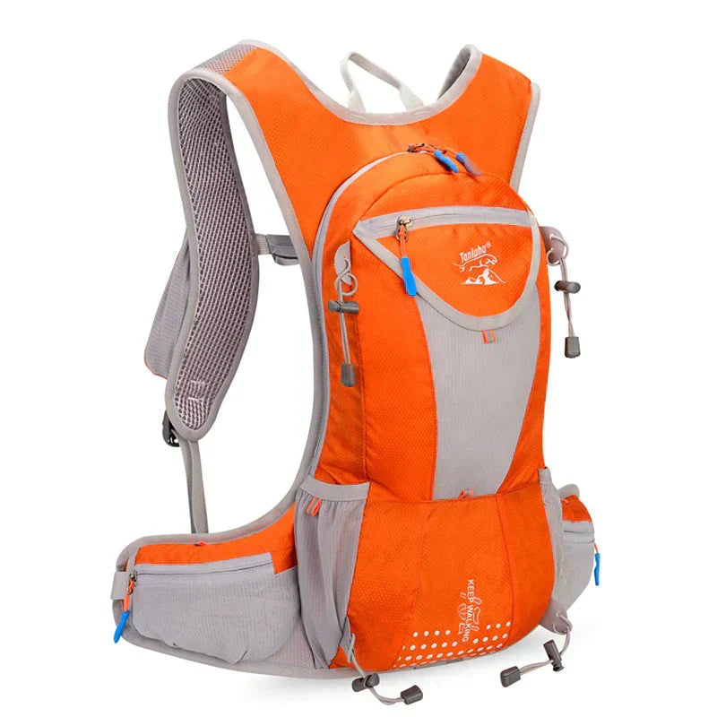 Innenansicht des Hauptfachs des Outdoor-Rucksacks mit Befestigung für die Trinkblase.