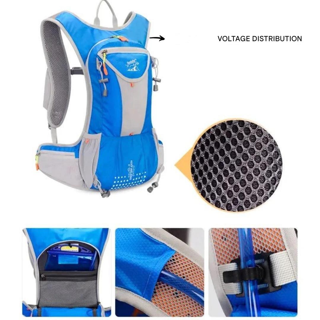 Der kompakte Reiserucksack gefüllt mit Proviant, demonstriert sein Packvolumen.