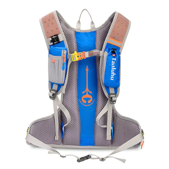Vorderansicht des leichten Wanderrucksacks, zeigt Fronttaschen und Trinkschlauchöffnung.
