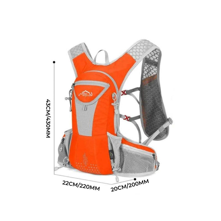 Seitenansicht des kompakten Reiserucksacks, präsentiert schlankes Profil und seitliche Netztaschen.