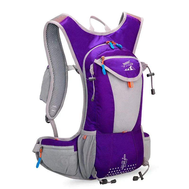 Detailaufnahme der integrierten 2L Trinkblase im Fach des wasserdichten Rucksacks.