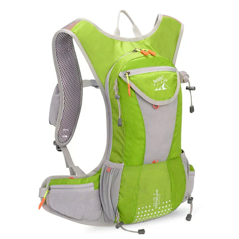 Nahaufnahme des wasserdichten Materials und der versiegelten Reißverschlüsse am Wanderrucksack.