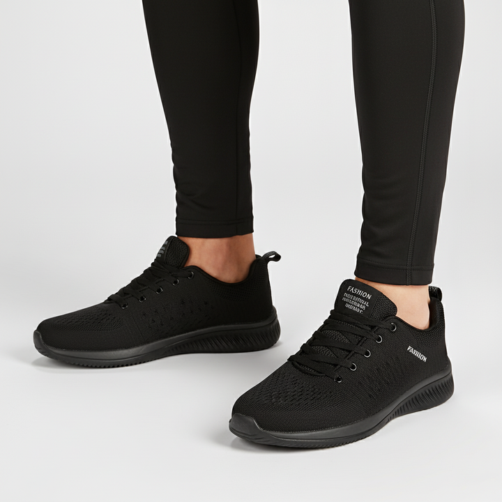 Aktiver Mann läuft mit leichten Herren Laufschuhen Steve, perfekt für Sport, Training & Outdoor.