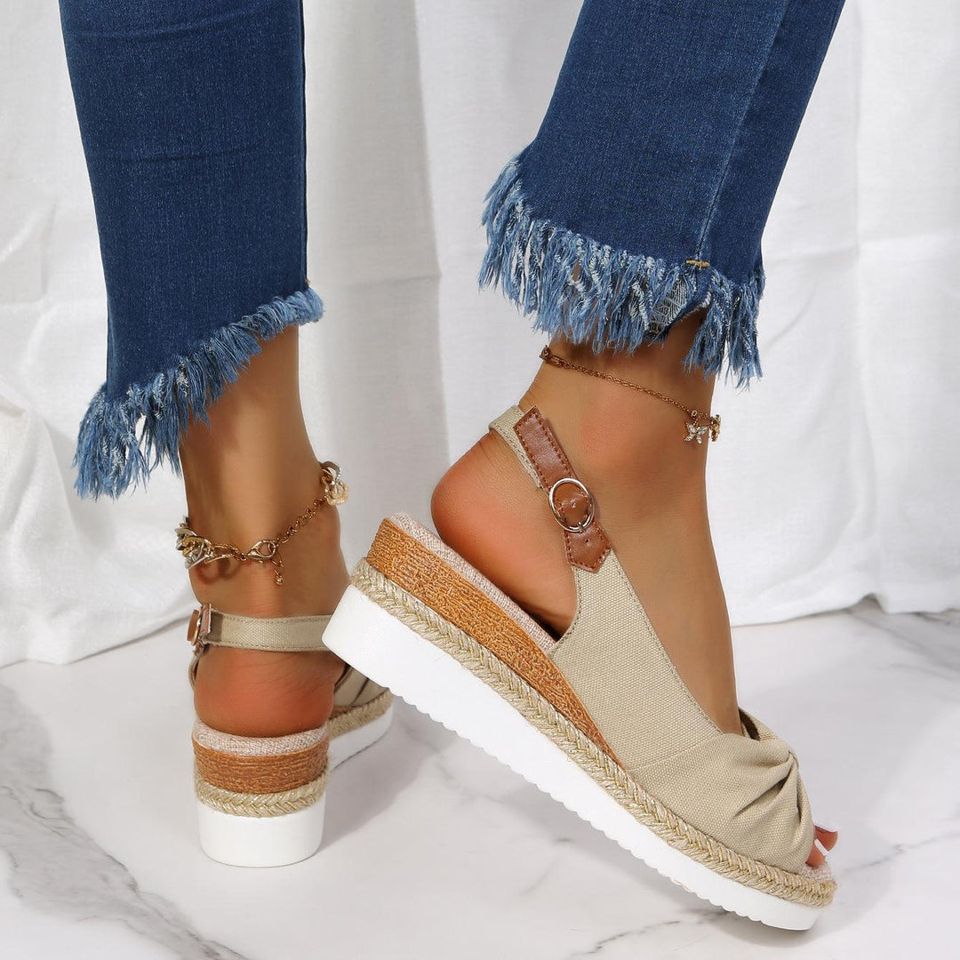 Moderne Plateausandalen für Damen, ideal als bequeme Sommersandalen für Freizeit & Urlaub.