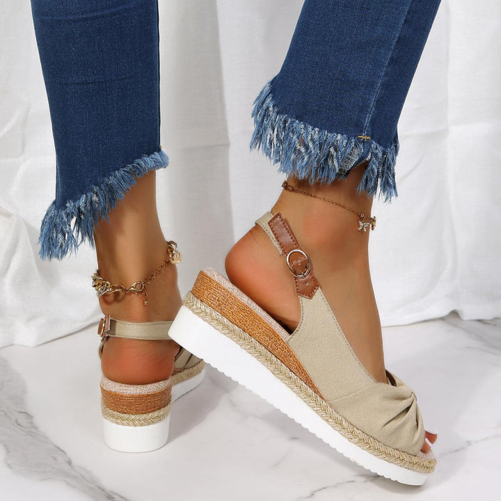 Moderne Plateausandalen für Damen, ideal als bequeme Sommersandalen für Freizeit & Urlaub.