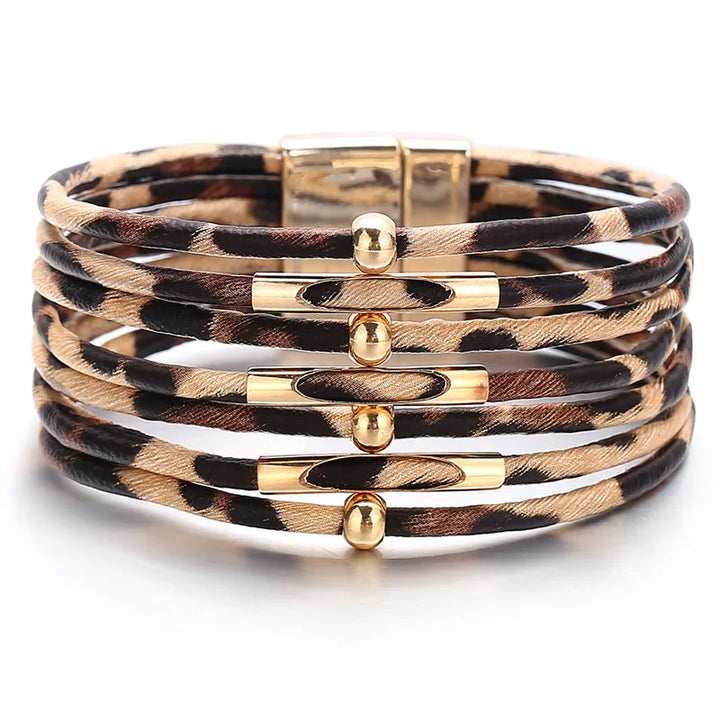 Detailaufnahme: Elegantes Damen Lederarmband mit Leopardenmuster, mehrschichtiges Wickelarmband als stilvolles Accessoire.