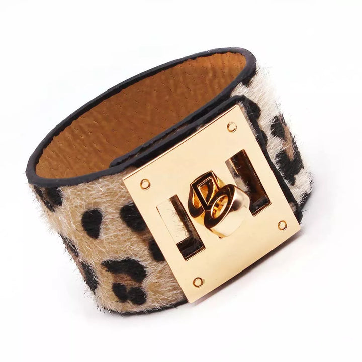 Detailaufnahme: Unisex Wickelarmband mit intensivem Leopardenmuster, modisches Fashion-Statement.