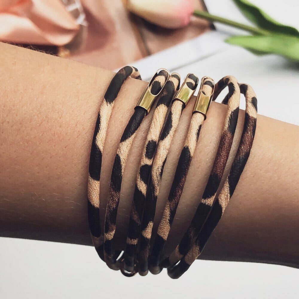Stilvolles Damen Wickelarmband mit Leopardenmuster, mehrschichtiges Lederarmband, ideales modisches Accessoire für Sie.