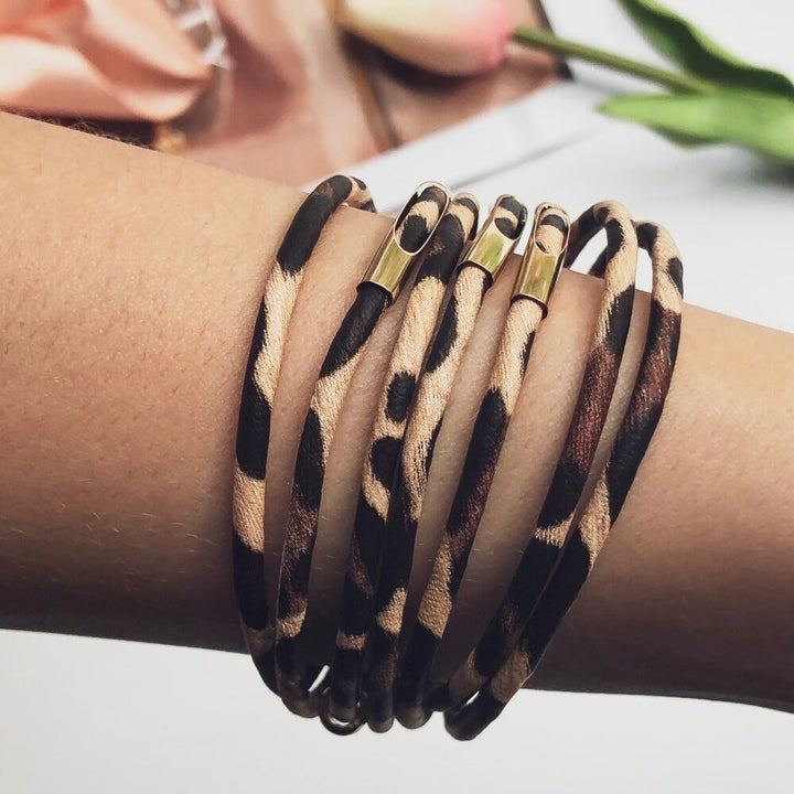Stilvolles Damen Wickelarmband mit Leopardenmuster, mehrschichtiges Lederarmband, ideales modisches Accessoire für Sie.