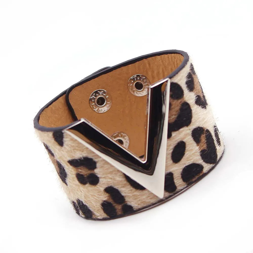 Unisex Leoparden Wickelarmband – modisches Accessoire mit wildem Tierprint.