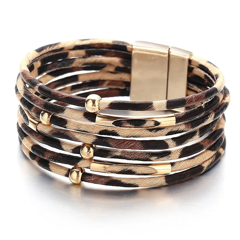 Damen Leoparden Mehrschicht-Lederarmband, elegantes Wickelarmband mit Tierdruck, modischer Statement-Schmuck für Frauen.