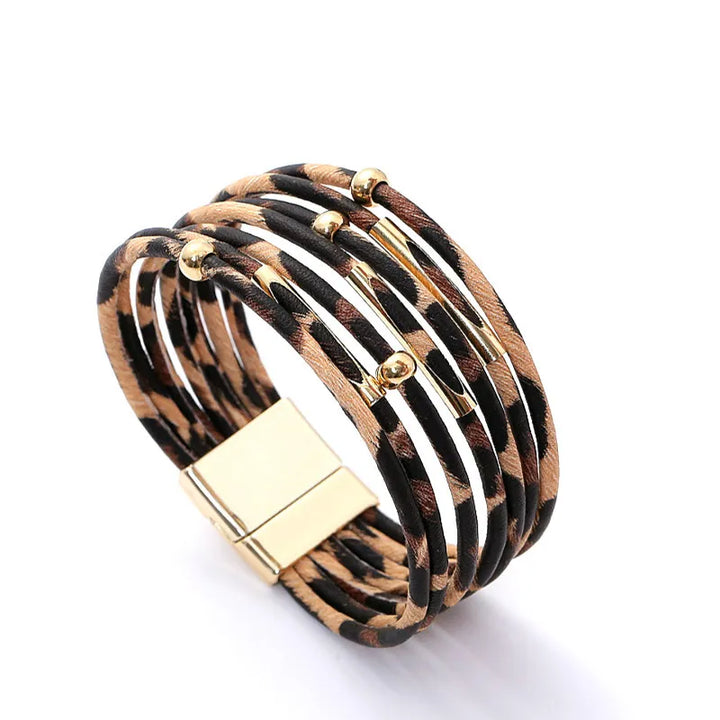 Hochwertiges Damen Wickelarmband aus Leder mit auffälligem Leopardenmuster, stilvolles Accessoire für den Alltag.