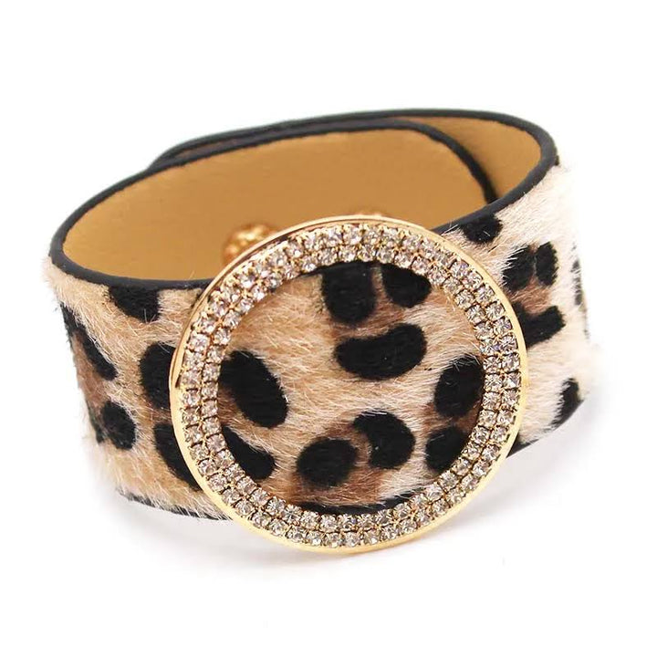 Auffälliges Unisex Wickelarmband mit detailliertem Leopardenmuster, elegantes Accessoire.