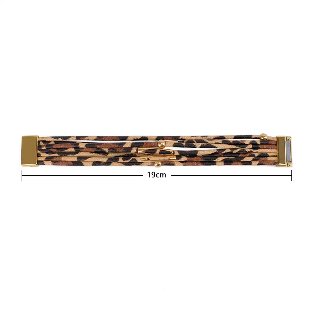 Damenarmband mit Leopardenmuster: Mehrschichtiges Lederarmband, modischer Tierdruck-Schmuck für einen wilden Look.