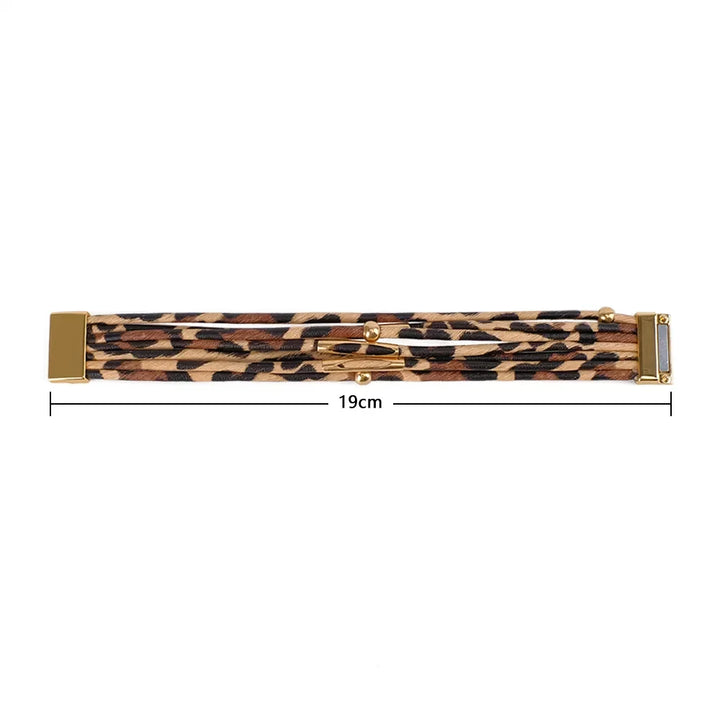 Damenarmband mit Leopardenmuster: Mehrschichtiges Lederarmband, modischer Tierdruck-Schmuck für einen wilden Look.