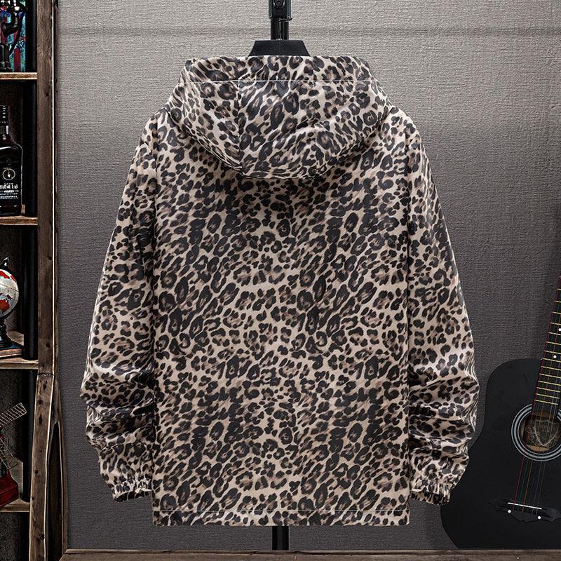 Trendige Damen Herbstjacke im Leopardenmuster. Warmer Windbreaker für modische Freizeit-Looks. Perfekt als Oberbekleidung.