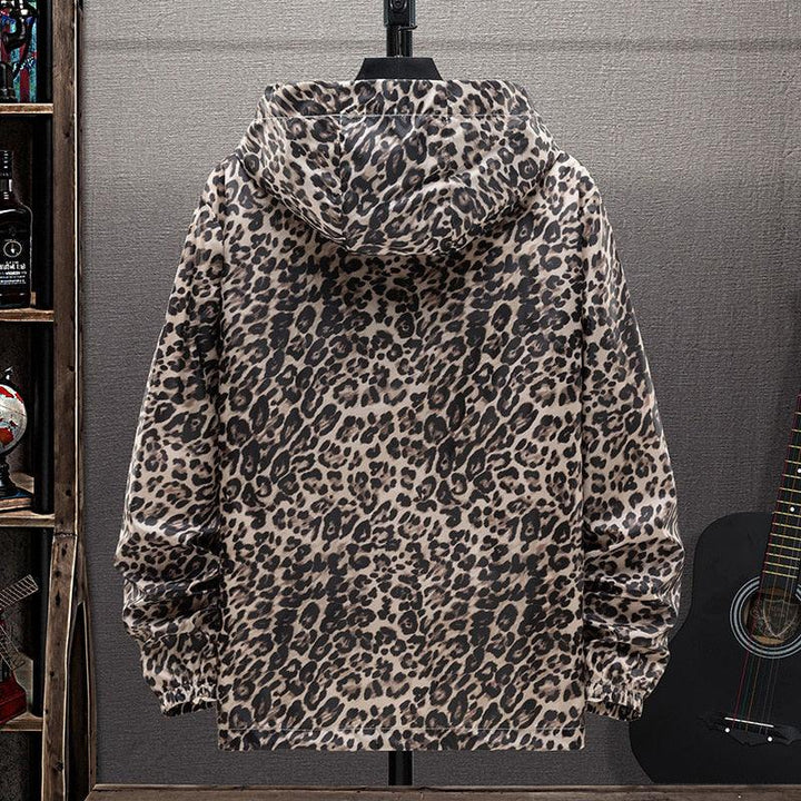 Trendige Damen Herbstjacke im Leopardenmuster. Warmer Windbreaker für modische Freizeit-Looks. Perfekt als Oberbekleidung.