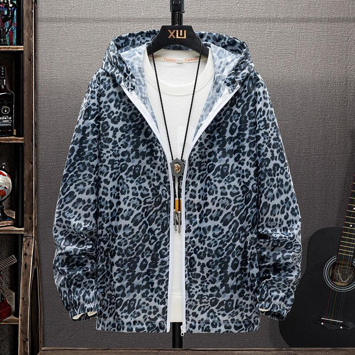 Modische Damen Übergangsjacke mit auffälligem Leopardenmuster. Bequeme Herbstjacke als stilvolle Oberbekleidung für Damen.