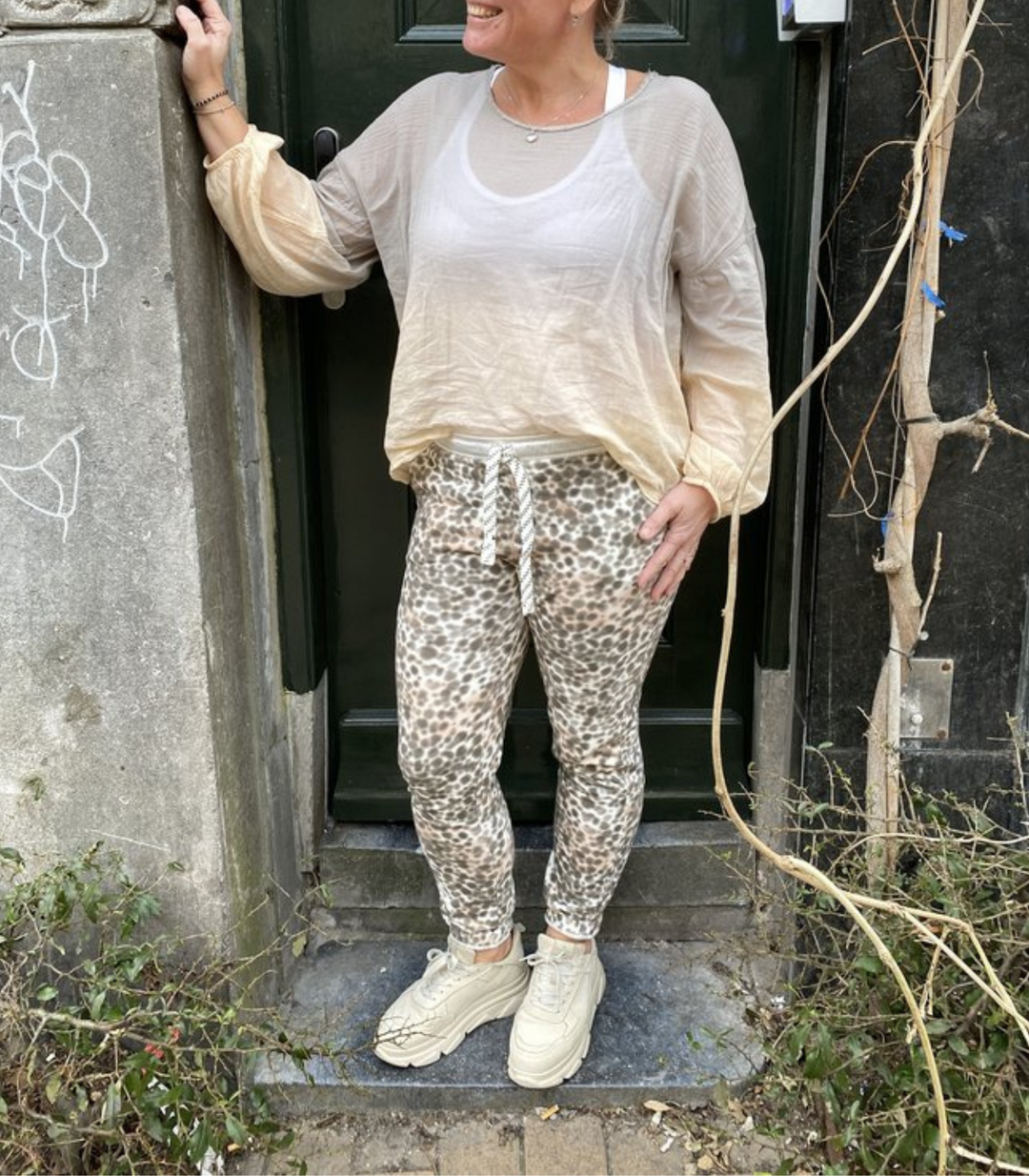 Elegante transparente Damenbluse in Grau-Weiß. Stilvolle, modische Abendmode für festliche Anlässe im Frühling/Herbst.