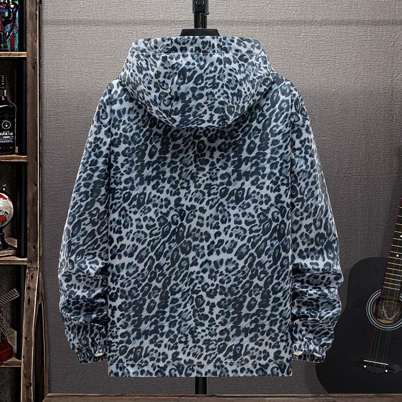 Damen Herbstjacke mit auffälligem Leopardenmuster. Diese bequeme und warme Übergangsjacke ist ein Fashion-Highlight für Damen.