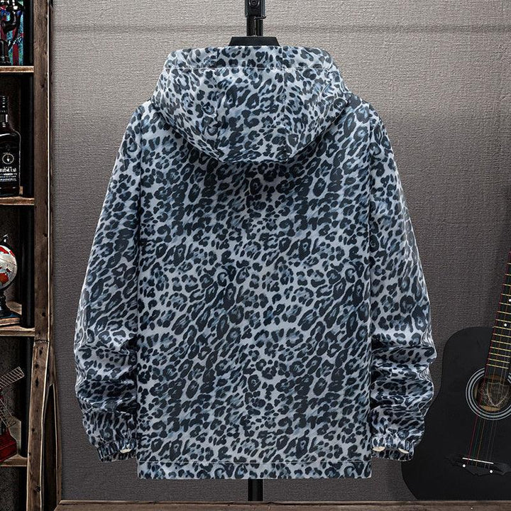 Damen Herbstjacke mit auffälligem Leopardenmuster. Diese bequeme und warme Übergangsjacke ist ein Fashion-Highlight für Damen.