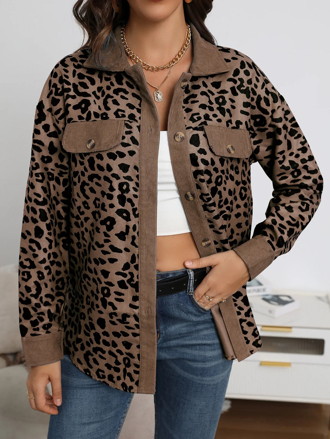 Trendige Damenjacke mit wildem Leopardenprint, perfekt für kühle Tage.