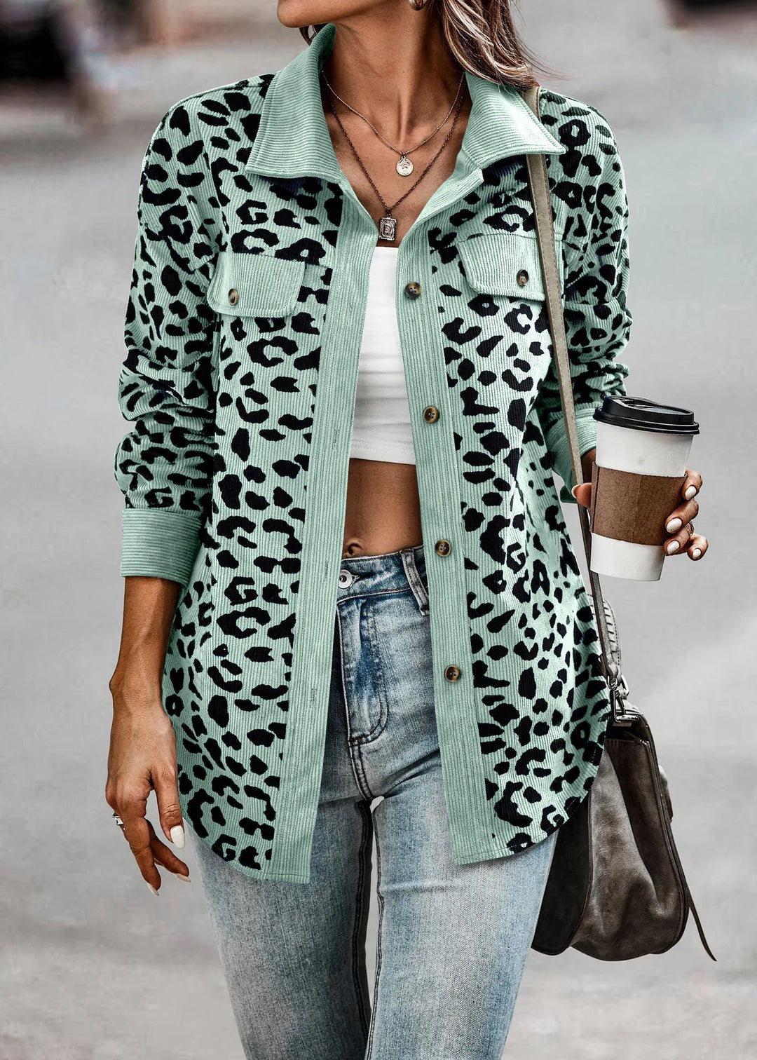 Warme Damen Winterjacke mit klassischem Leopardenmuster, bequem & trendy.