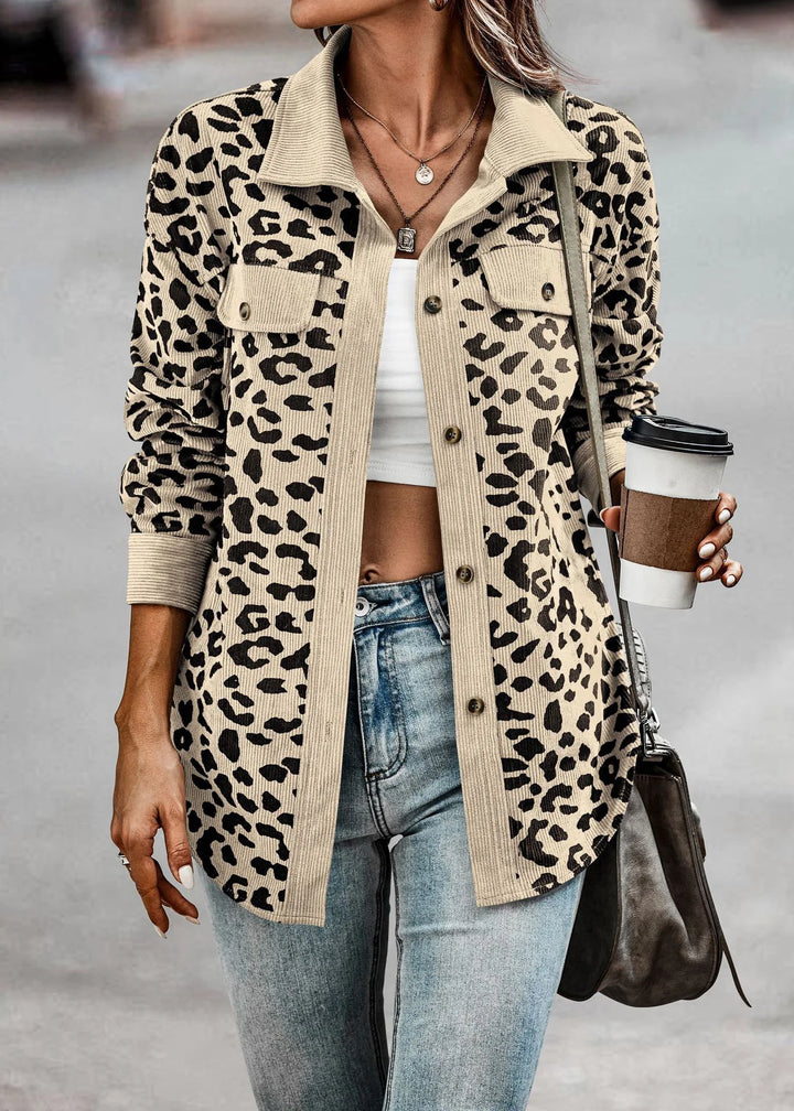 Damen Langarm Jacke mit markantem Leopardenmuster, ideal für den Alltag.