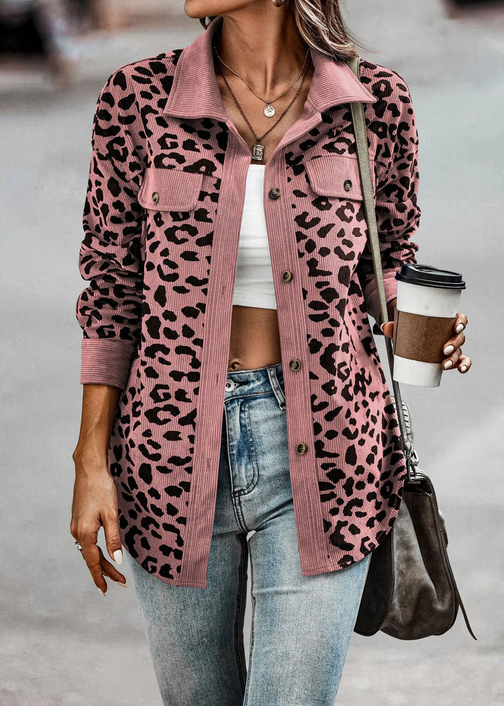 Schicke Herbstjacke für Damen, Leopardenprint, mit Knopfverschluss und elegantem Design.
