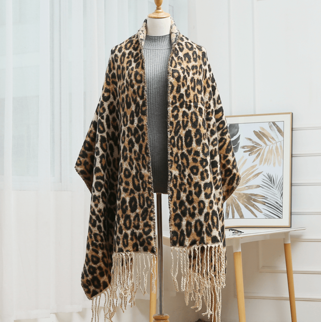 Modisches und kuscheliges Damen Halstuch für Frauen, perfekt für Herbsttage, mit edlem Leoparden-Print.